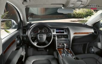 Салон и приборы управления в Audi Q7 2013 года