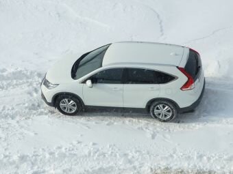 Белая Honda CR-V 4 на снегу зимой