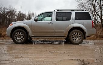 Nissan Pathfinder 2013 года на грязной дороге