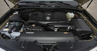Бензиновый двигатель 5,6 л под капотом Nissan Patrol 2014 (Y62)