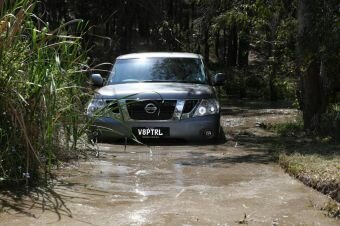 Nissan Patrol Y62 преодолевает водную преграду