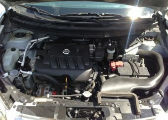 Двигатель под капотом Nissan X-Trail 2