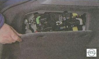 Расположение блока предохранителей в багажнике Опель Астра Н