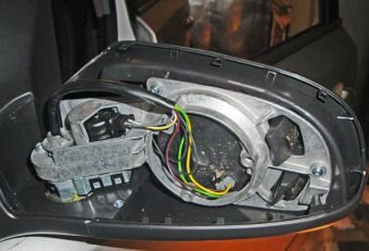 Проводка и разъёмы внутри зеркала заднего вида в Opel Astra H